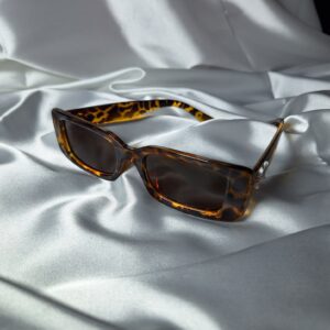 moda y protección en gafas marrón