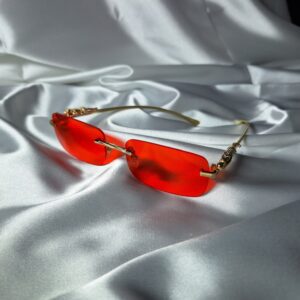 gafas en rojo con diseño del jaguar